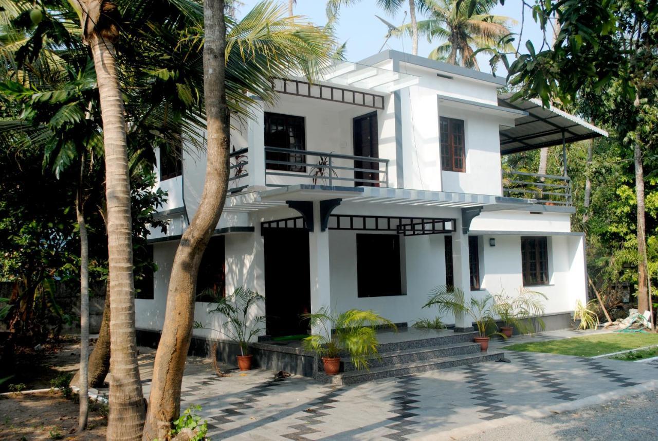 Nice Villa Irimbranallur Екстериор снимка